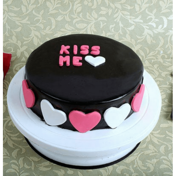 Kiss me valentine Day cake.